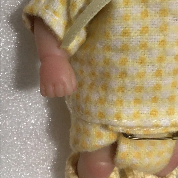 NIB Ashton-Drake Galleries “Busy as a Bee” Miniature 5” Doll, Collectible - Picture 5 of 9